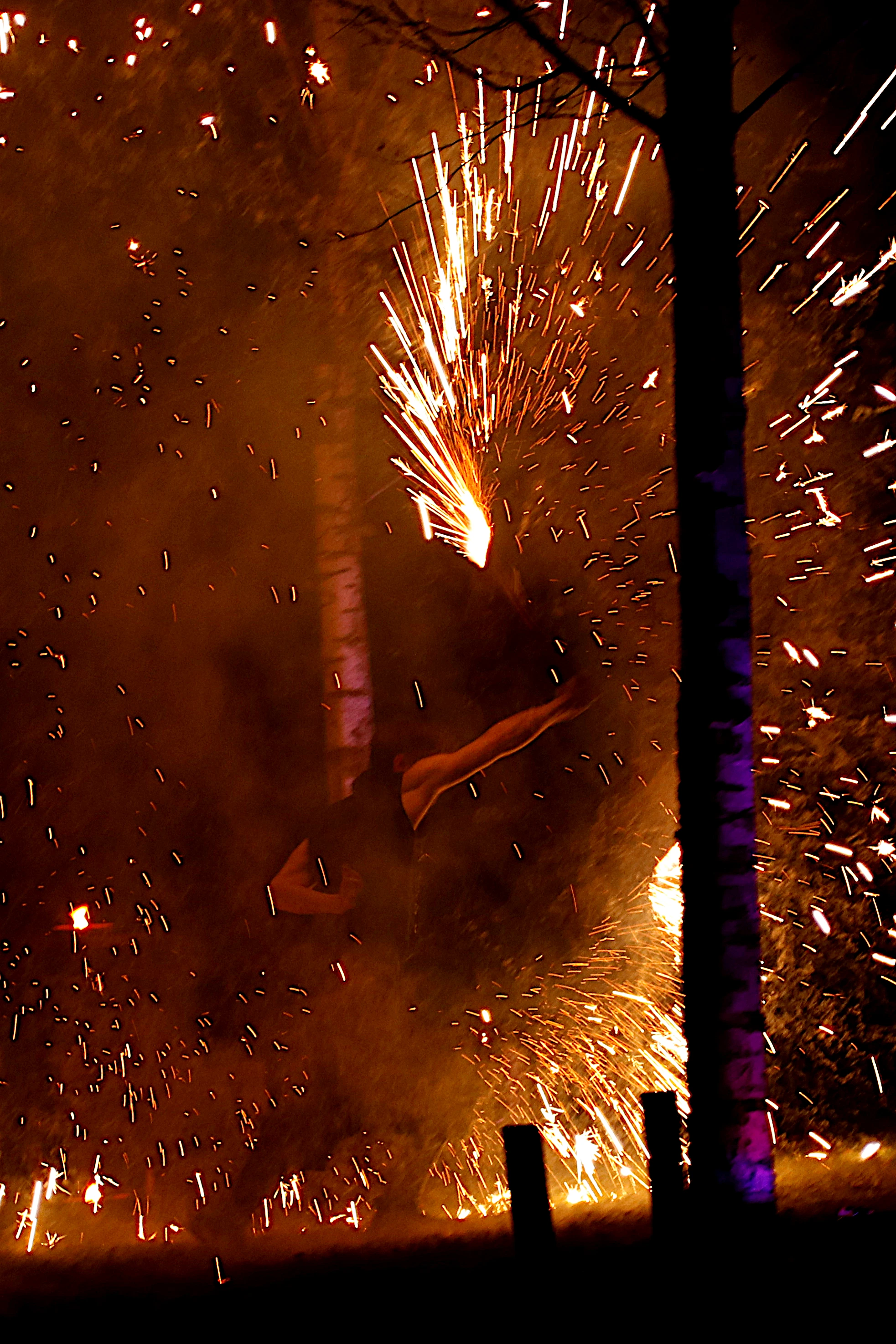 iemand aan het optreden met vuur op de Jaarmarkt van Sint-Genesius-Rode